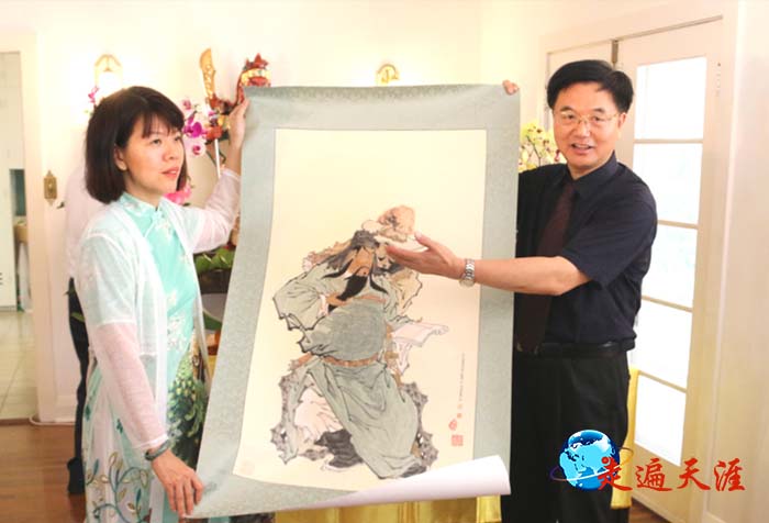 7 朱正明向夏威夷华文作家协会叶芳会长赠送画家康峰作品.JPG