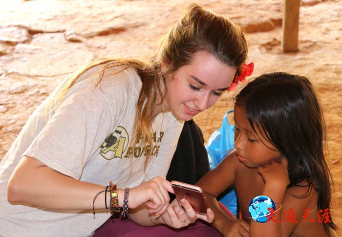 7 在巴拿马原始部落，一位欧洲姑娘向原始部落小姑娘讲述智能手机的故事.JPG