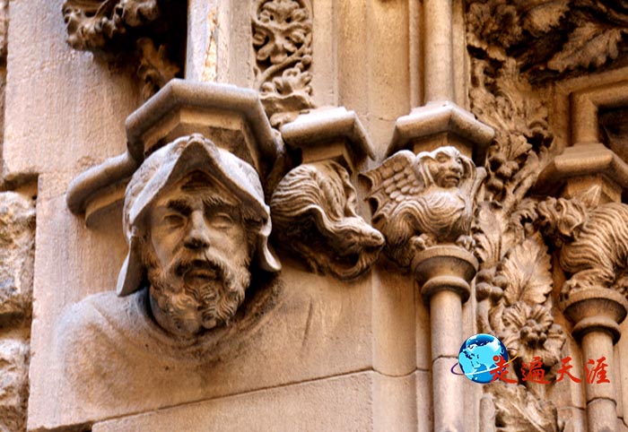 2 西班牙巴塞罗那大教堂精美雕塑.JPG