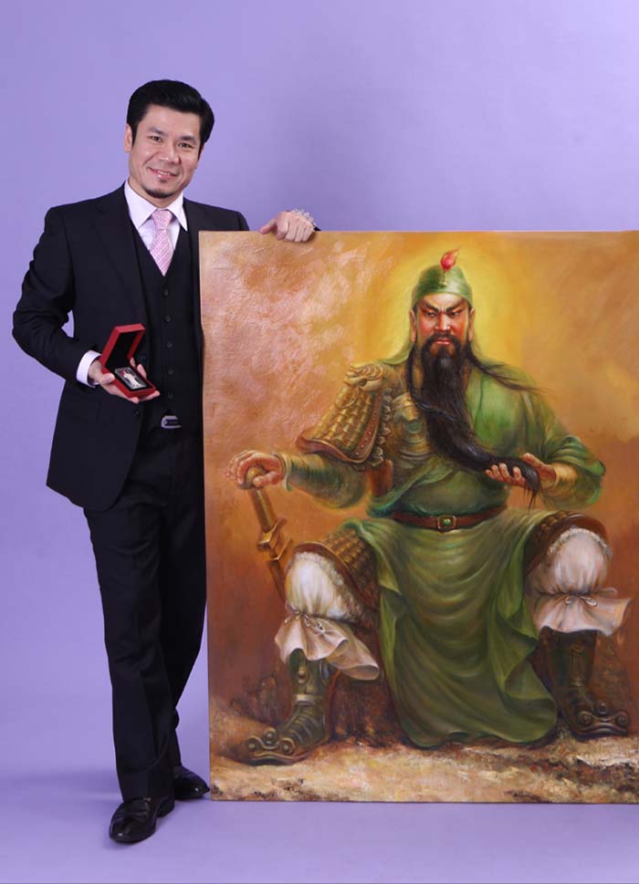 2 苏英毅老师和他的油画作品《蓄势待发》.jpg