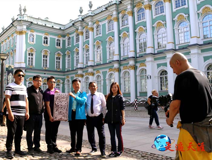 3 中国关帝文化参访团在圣彼得堡冬宫博物馆展示宋金时期关公木版画像.JPG