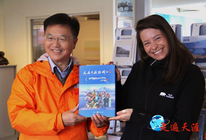 5 在北极斯瓦尔巴群岛，朱正明向当地政府旅游局官员Tonc Smith-Qvlaud讲述世界关公文化故事，赠送《走遍天涯访关公》新著.JPG