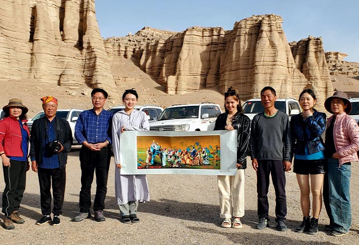 1 在新疆羅布泊大漠，朱正明(左三)一行展示中華關帝圖。右三為探險家、攝影藝術家保哥（香港陳長年攝影）.jpg
