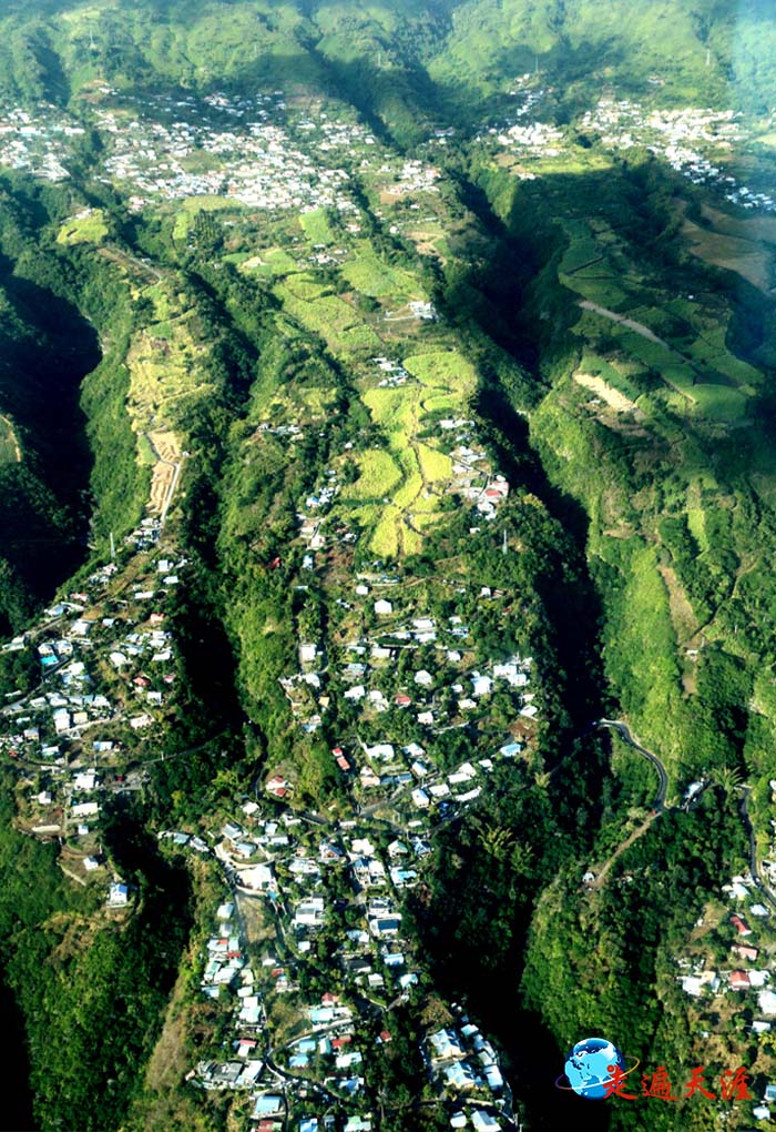 1 从空中航拍留尼旺火山岛。火山雕铸的山体，已经成为留尼旺民众的家园.jpg
