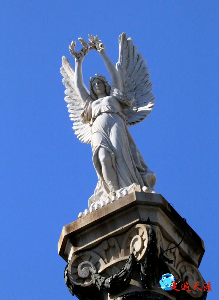 4 留尼旺圣丹尼市政厅门前的和平女神雕塑.JPG