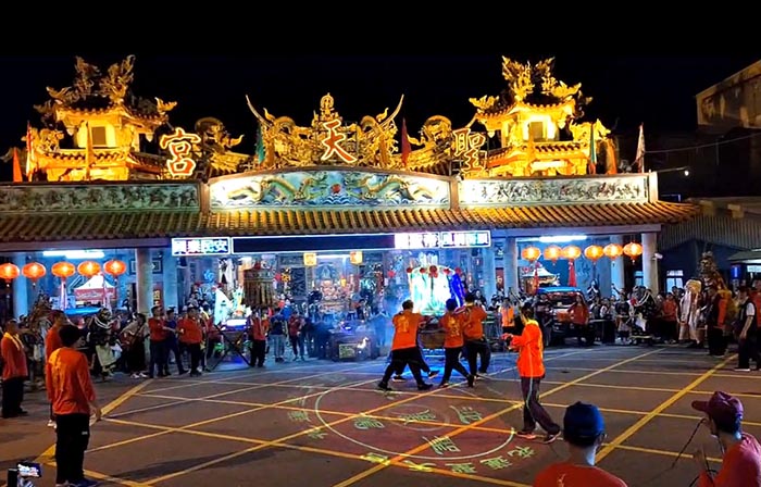 16.1台灣花蓮聖天宮8月10日辦理「關聖帝君1863年聖誕萬壽暨建宮77周年及座殿關聖帝君重塑安座周年活動」，花蓮縣長徐榛蔚專程前往上香祝壽，帶領信眾敬神謝天，參香虔誠祈福，場面莊嚴肅穆。.jpg