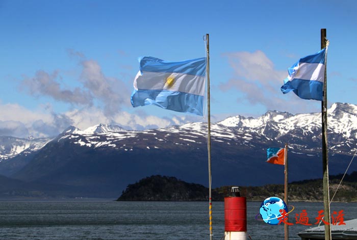 3 阿根廷国旗，在乌斯怀亚的雪山丛中高高飘扬.JPG