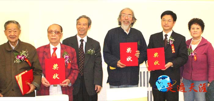 1.2011年，北京人民大會堂，全國政協副主席王文元向嘉賓頒發“關帝文化特別貢獻獎.jpg