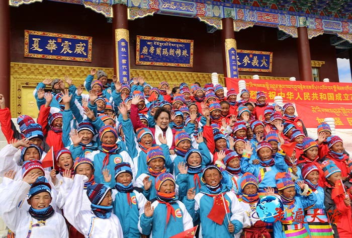 3、2019年國慶節，瀋陽德源集團董事長在珠穆朗瑪關帝廟向藏族小學生贈送保暖絨帽.jpg