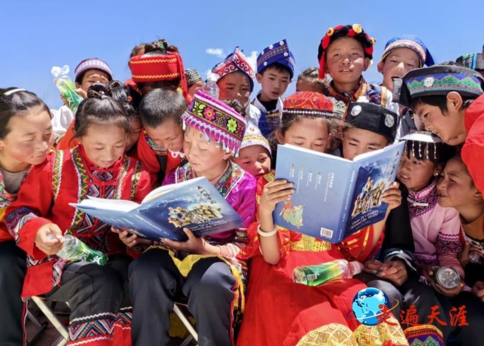 4、2023年初夏，朱正明專著《五洲關帝圖》在珠穆朗瑪關帝廟舉辦首發式，珠峰腳下的孩子們齊聲誦讀.jpg