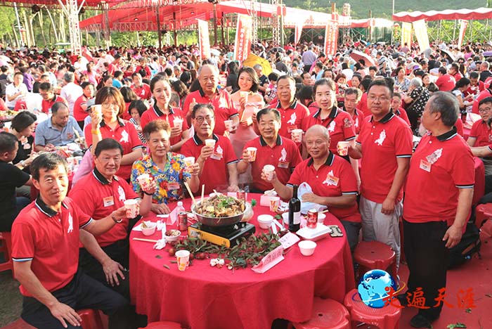 5、香港一年一度的關帝節，正在舉辦三千人盆菜宴.jpg