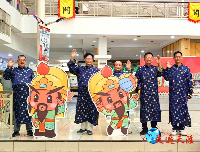 15、海峽兩岸嘉賓參加馬來西亞國際關公文化節，換上古裝，參拜關帝.jpg